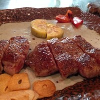 ステーキハウスはまだ - 鉄板焼きのステーキ店。
                サーロインステーキ。