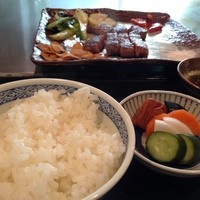 ステーキハウスはまだ - ご飯の炊き加減もGood！
                
                漬物もうまし！