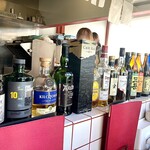 中華飯店 - 店舗内観(最近は酒の瓶で店主の手元が見えない)