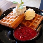 cafe Yummy Waffle - ストロベリーワッフル1000円