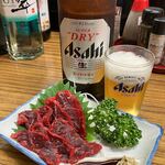 立呑み処 入部酒店 - 瓶ビールと鯨のホホ肉