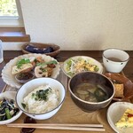 Cafe C'estjoli - 左上から時計回りに、鶏肉と野菜の唐揚げ。サラダ、お茶、厚揚げの煮物、スパニッシュオムレツ、味噌汁、ご飯、ひじきの和物。