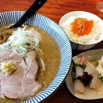 灼味噌らーめん 八堂八 - グラスビール 400円、味玉味噌 1100円、北海道産活〆マツカワカレイの薄造りと昆布〆の食べ比べと八堂八さん店名焼き印入りの玉子焼き、ご飯には「イクラ味噌漬け」が