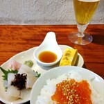 Yaki Miso Ramen Yadoya - 北海道産活〆マツカワカレイの薄造りと昆布〆の食べ比べと八堂八さん店名焼き印入りの玉子焼き、ご飯には「イクラ味噌漬け」が