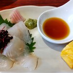 Yaki Miso Ramen Yadoya - 北海道産活〆マツカワカレイの薄造りと昆布〆の食べ比べと八堂八さん店名焼き印入りの玉子焼き