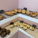 HAVE A NICE DAY PINKY BAGLE - 惣菜系のパンが多い感じ屋根(´･_･`)