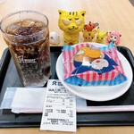ミスタードーナツ - ドリンク写真:カビゴンのまんぞくカスタード&ホイップ209円+コカコーラ242円