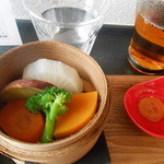 日本酒バル 方舟プラチナ  - 蒸籠の中の蒸し野菜。お味噌でいただきました。
