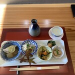 木晴 - 【先付け】　左から真鯛あら煮、小芋煮、きのことび子添え、鱈子ゼリーよせ、ほうれん草酢味噌和え