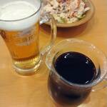 Saizeriya - 生ビールと赤ワインとチキンのサラダ