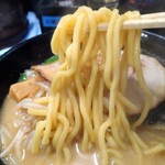 麺屋 長門 - 長門味噌ラーメンの麺リフト