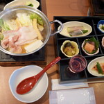 和食さと - 本日いただいたのは、宴席メニューの”あおい会席”です。最初に“季節の松花堂”と“小鍋料理”が運ばれてきました。　