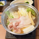 和食さと - “小鍋料理”の具は、“豚肉”をメインに、“鶏肉”、“豆腐”、“油揚げ”、“エノキ”、“ハクサイ”、“水菜”が入っています。
