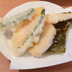 和食さと - “天ぷらの盛り合せ”は、“海老”、“オクラ”、“かぼちゃ”、“のり”、“れんこん”でした。