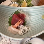 224855311 - 【2023.11.19(日)】お刺身とミックスフライ定食（並盛）1,600円の刺身