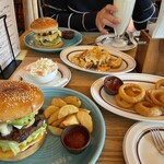 Louis Hamburger Restaurant - ハンバーガー以外に3品頼んだらテーブルがいっぱいになってしまいました…