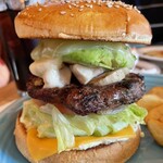 Louis Hamburger Restaurant - モッツァレラマッシュルームチーズバーガーにアボカドをトッピング
