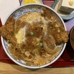 ときわ - 丼からはみ出るくらいのとんかつ