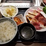 焼肉の和民 - 大盛じゅーしーカルビ定食。