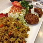 キッチンふるはし - ドライカレー・カニコロッケ（１，２５０円）これに味噌汁が付きます。