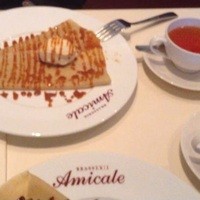 ブラッスリー アミカル - キャラメル・ブール・サレがけ蜂蜜アイスのガレットと紅茶