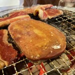 元氣七輪焼肉 牛繁 - 豚のタン塩　固め