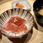 温石 - ■キハダ鮪の漬けごはん
      鮪、珍しいですね。もちろん、焼津で揚がった１本。
      お腹いっぱいでもいただきます！
