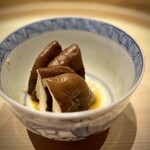 温石 - ■椎茸
      炭火で焼いたり、出汁に潜らせたりした肉厚椎茸を、ドウマン蟹のエキスと一緒に。
      芳醇…(^^)