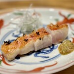 温石 - ■金目鯛の鱗焼き
      もう、この日は何がメインなのか分かりません(^^)
      あらためて、火入れの様子をマジマジと見ていましたが、水分量のバラ付きが多いという金目鯛を、細かく調整する様は、スゴ技です。