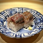 温石 - ■鯵寿司
      これ以上の鯵寿司、食べたことないかも(^^)
      ぶりぶりに程良く押し返す弾力に、鯵自体の味わいがしっかり。
      すでに、たまらぬ…