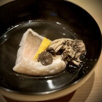 温石 - ■白甘鯛のお椀
                    気持ちが落ち着く間もなく、これまた最高のお椀。
                    シラカワは最近は松笠ばかりでしたので、こういう綺麗でエレガントな仕立ては久しぶり♡