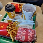 McDonald's - ダブルチーズバーガーとホットのカフェラテ、ポテトM クーポンで650円くらいだったー！