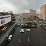 Touyoko In - 部屋から見える左が駅と駅ビル、右がルートイン、正面が元シティホテル