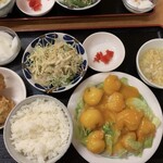 全家福 - エビマヨ定食   どれも多いのに福神漬だけつまみ食いした？レベルに少ない(笑)