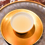 es - 上質な炭香りをつけたハマグリの冷たいスープ