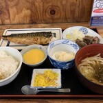 磯丸水産 - 鯖の塩焼き定食。手前からご飯、お新香、うどん、マンゴープリン、ポテトサラダ、鯖の塩焼き、鮪の竜田揚げ('23/11/19)