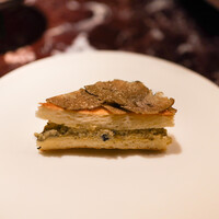 es - 中にトリュフのスクランブルエッグをいれたサンドイッチ