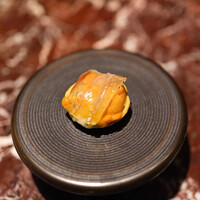 es - バフンウニ、貝出汁のクリームソースとパンチェッタ、ベニエ生地、バジルとアンチョビのペースト