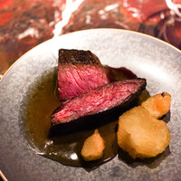 es - ハラミと百合根、牛の出汁にアンチョビを合わせたソース