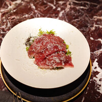 es - イチボの部イチボの部位を片面炭、パルメザンチーズ、白神山地ワサビ、わさび菜、辛子菜をサラダ位を片面炭、パルメザンチーズ、白神山地ワサビ、わさび菜、辛子菜をサラダ