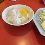 本格中華そば ロイヤル - 唐揚げセットのライス！たくあんが嬉しい！