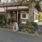 グリルはせ川 - 木の後、駐車場側から車椅子/ベビーカー入れます