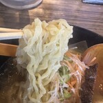 224872763 - 麺は平打ちちぢれ麵でもっちりしていて、塩ベースのスープに合います。