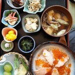 カフェ笑夢 - はらこ飯1900円(ケーキ＆ドリンク付き)鮭のあら汁、ホッキ貝などなど小鉢も充実です(>ω<)