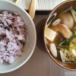 カフェ笑夢 - ランチの黒米入りごはん、鮭のあら汁　ちょうど良い沁み渡るお味…(T_T)
