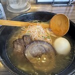 224872761 - 仔牛のスープの塩らー麺1300円＋トッピング味付玉子100円