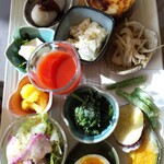 カフェ笑夢 - 天ぷら3種、カリフラワーのカレー風味ピクルス、さつまいもとりんごのサラダ、ごぼうとレンコンの金平、里芋の田楽、冷奴、ほうれん草おひたし、トマトジュレ、コンポート添え卵、生サラダ…全て美味