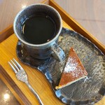 カフェ笑夢 - お手製ベイクドチーズケーキ＆コーヒー(大人)チーズケーキはオレンジピューレが練り込まれ香り高い♬