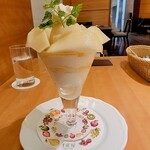 京橋千疋屋 - 洋梨のパフェ、洋梨の下にはコンポートした洋梨のソースやバニラアイス、生クリーム