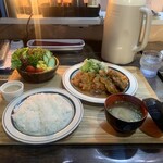 キッチン あずま - ⭐︎ チキンソテー・ガーリックソース定食　　　　 
      　　　　　　　　　　  税込 ９８０ 円
      ⭐︎ ICE 珈琲　　　　　 税込  ３００ 円
      ⭐︎ グリーンサラダ　　 税込  ２５０ 円